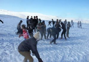 Köy çocuklarının görülmeye değer kar keyfi